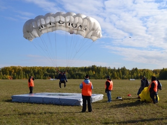 В Ялуторовске парашютисты посоревнуются в меткости приземления