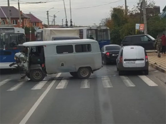 Land Rover протаранил «буханку» в Чебоксарах