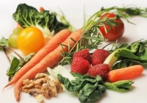 Здоровое питание с повышенным содержанием белого мяса, фруктов, овощей и ягод поможет укрепить иммунитет осень