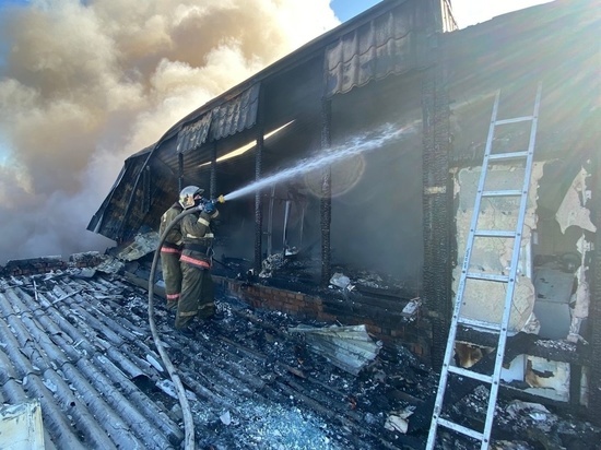 Дом с цехом по производству пластиковых окон горел в Екатеринбурге