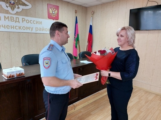 В Белореченске наградили женщину, которая помогла полицейским задержать нарушителей