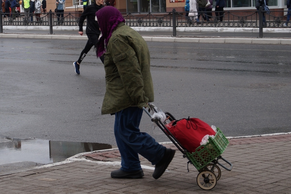 Бабки санкции новые. Пенсионеры Украины. Пенсионеров стало меньше фото. Новости для пенсионеров. Фото с телефоном на санкции.