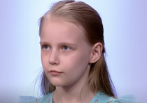 Поведение Алисы Тепляковой, которая поступила в МГУ в девятилетнем возрасте, а в 8 лет сдала ЕГЭ, сильно изменилось, сообщают однокурсники девочки