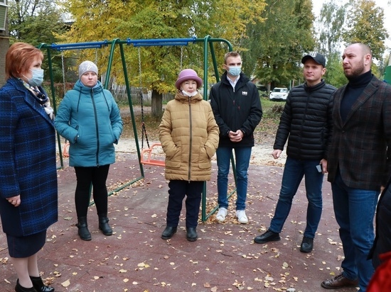 Мэр Рязани осмотрела новую детскую площадку на улице Старореченской