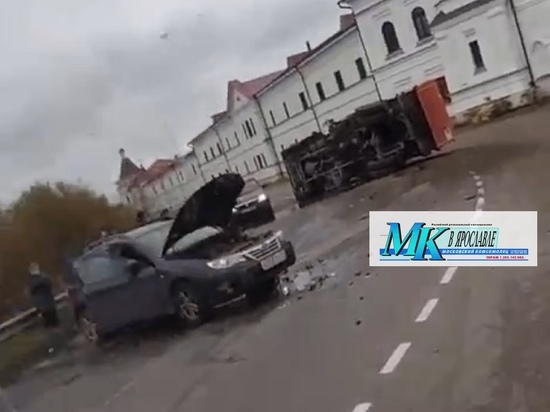 В Ярославской области легковушка завалила мусоровоз на бок