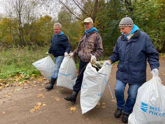 В Бабынинском районе экоактивисты во главе с Хохулей убрали мусор на берегах пруда