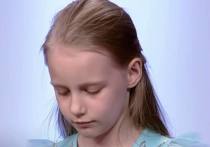 Евгений Тепляков, отец девятилетней москвичи Алисы Тепляковой, которая в восемь лет сдала ЕГЭ и поступила в МГУ на факультет психологии на платной основе, сообщил, что существует угроза ее отчисления
