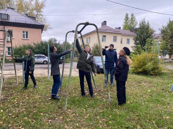 В Курске полицейские осмотрели потенциально опасные для детей игровые площадки