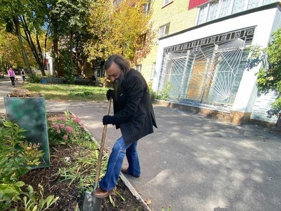 В Курске художник Олег Радин в знак протеста закопал в землю золотую картошку
