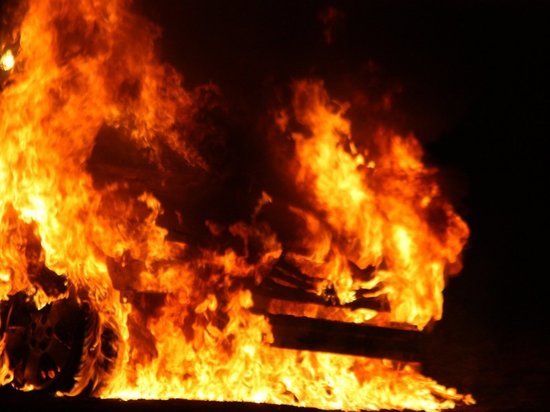 В Прокопьевске ночью загорелся раритетный автомобиль