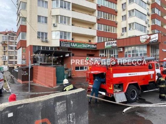 В Геленджике пламя из горящего мусорного бака перекинулось на дом