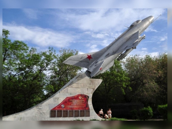 В Волгограде реставрируют самолет-памятник МиГ-21
