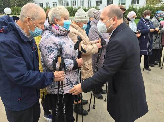 От имени губернатора министр здравоохранения поздравил пациентов областного госпиталя ветеранов с Днем пожилых людей