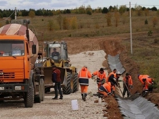 В мкр Люлли в Ижевске отсыпают щебнем дороги
