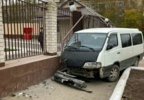 В поселке КСК города Читы водитель микроавтобуса врезался в металлический забор Суворовского училища и сбил пешехода