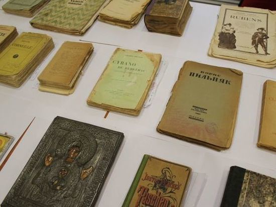 14 старинных книг пытался незаконно провезти москвич через псковскую границу