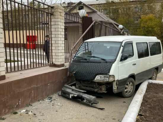 Микроавтобус врезался в забор и сбил пешехода на КСК в Чите