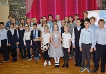 В гости на литературно-музыкальный час «Учителями славится Россия!» пришли учащиеся 4-го класса школы № 9
