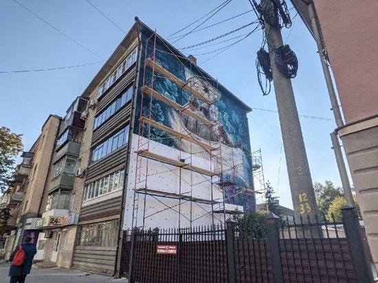 В Курске на улице Радищева убирают посвященное врачам настенное граффити