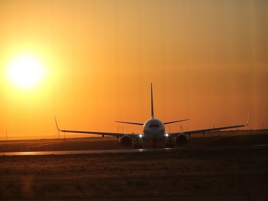 В аэропорту Астрахани пассажирский Boeing столкнулся с топливозаправщиком