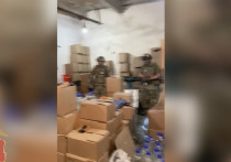 В Ачинске Красноярского края полицейские обнаружили склад с 4,2 тысячами литрами контрафактного алкоголя. Общая сумма стоимости суррогата составляет 1,5 миллиона рублей.