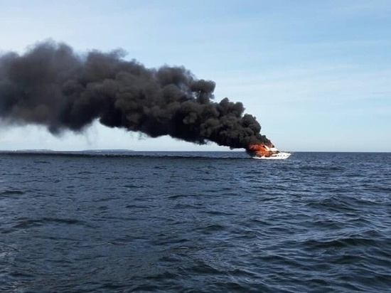 Двух пассажиров спасли со вспыхнувшего катера в Финском заливе