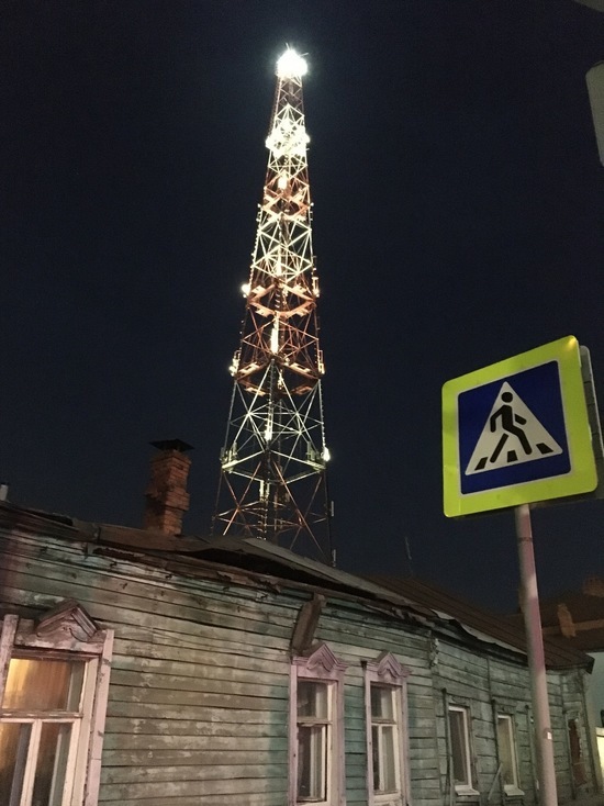 В Саратове загадочными огнями заполыхала вышка на Сенном