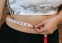 Названы привычки, которые способствуют набору жировых отложение на животе