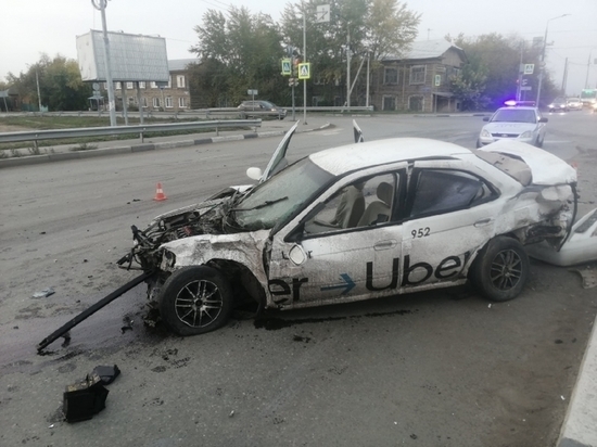 У метроста в Омске водитель «Мерседеса» устроил аварию и сбежал