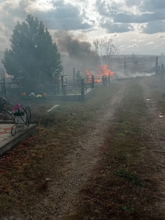 Очевидцы сообщили о пожаре на кладбище в Минусинске Красноярского края