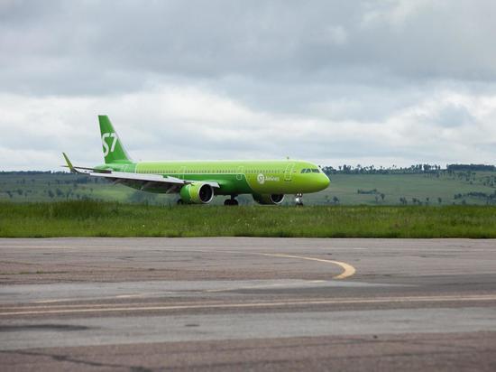Самолет экстренно сел в аэропорту Ростова из-за неисправного двигателя