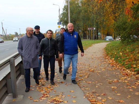 Лично контролировать уборку листвы в Пскове поручил подрядчику Борис Елкин