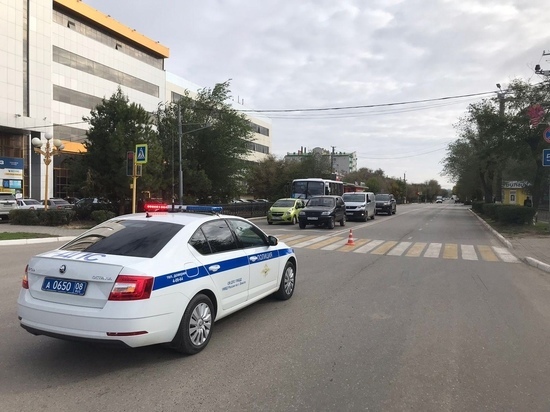 В Калмыкии под колесами автомобилей оказались двое школьников