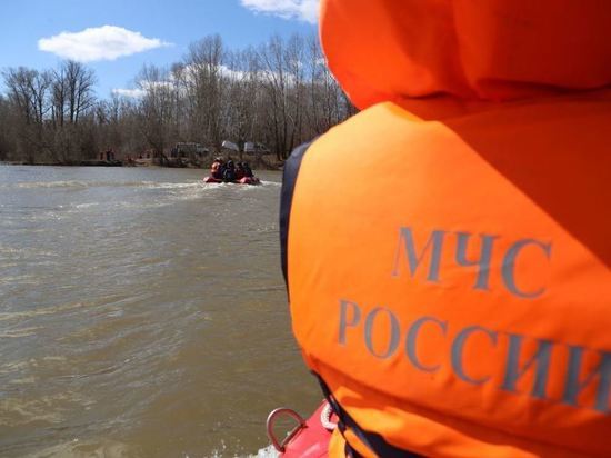 В Башкирии спасатели помогли двум отдыхающим на сломанной лодке