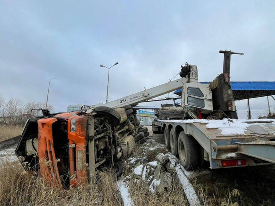В Якутске на улице Автодорожная с трала упала ассенизационная машина