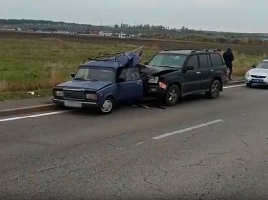 Под Белгородом внедорожник протаранил стоящую "семерку"