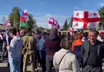 Несколько сот человек из числа сторонников бывшего президента Грузии Михаила Саакашвили собрались у ворот тюрьмы №12 в городе Рустави, где содержится ранее задержанный в Тбилиси политик