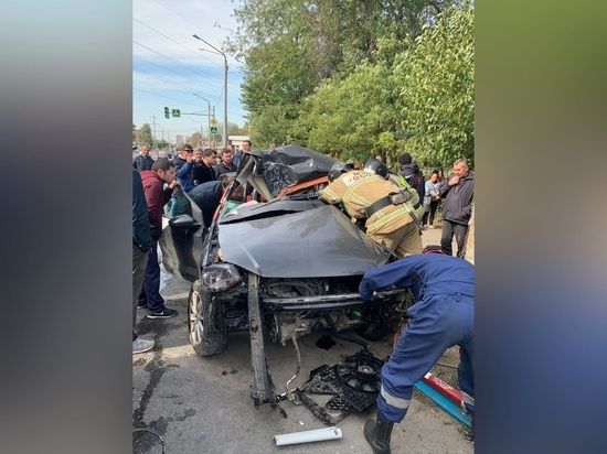В Ростове 20-летний водитель иномарки пострадал,врезавшись в столб