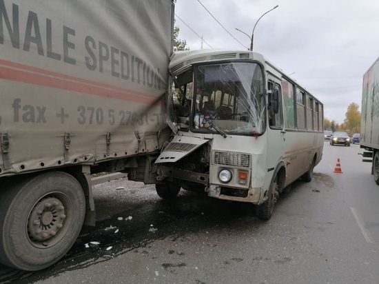 В Кирове пазик въехал в припаркованный МАЗ: пострадали пассажиры автобуса