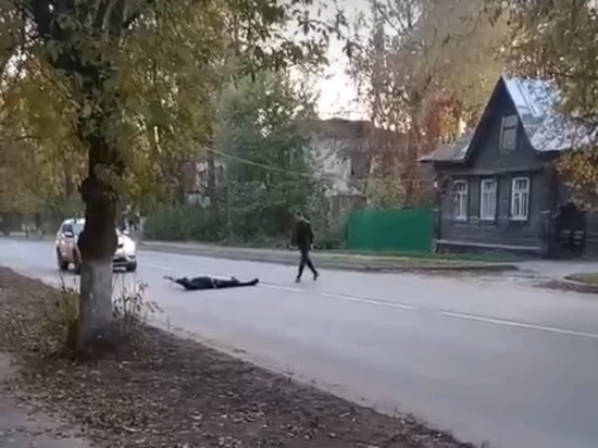 В Тверской области двое странных мужчин по очереди ложились на дорогу
