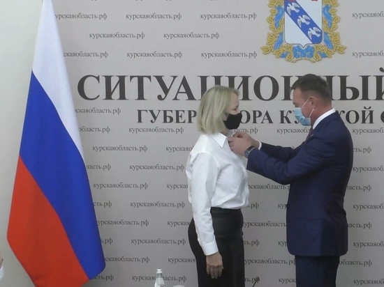 Роман Старовойт наградил учителей и педагогов Курской области