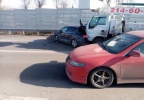 В Красноярске на улице Калинина произошла авария с участием пяти автомобилей. Как сообщают очевидцы происшествия, у грузовика отказали тормоза и он врезался в стоящие автомобили.
