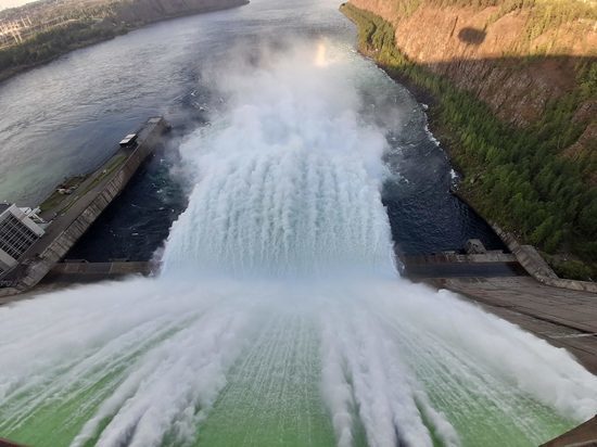 На Братской ГЭС закрыли холостой сброс воды
