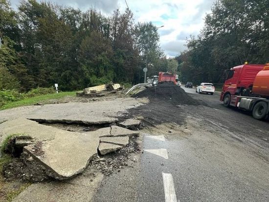 Из-за сильных ливней в Сочи произошло четыре оползня, разрушены дороги и дома