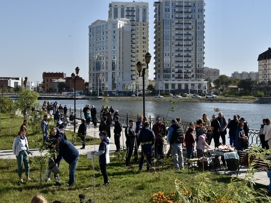 В Астрахани на Аллее семьи высадили деревья