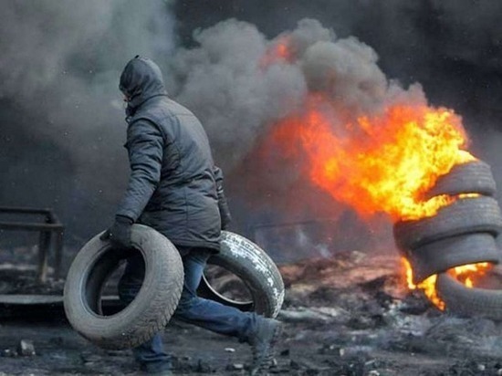 На Дону случился крупный пожар на шиномонтаже:пострадали двое