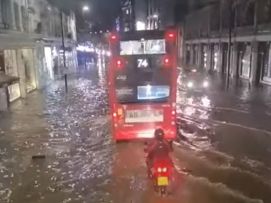 В Лондоне и других городах спасатели вынуждены на руках переносить жителей по аномально большим лужам