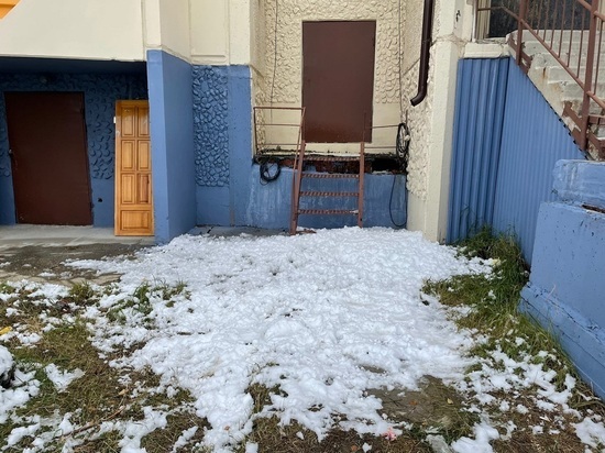 Снег валится вниз: на сломанные бортики крыши жалуется житель многоквартирника в Губкинском