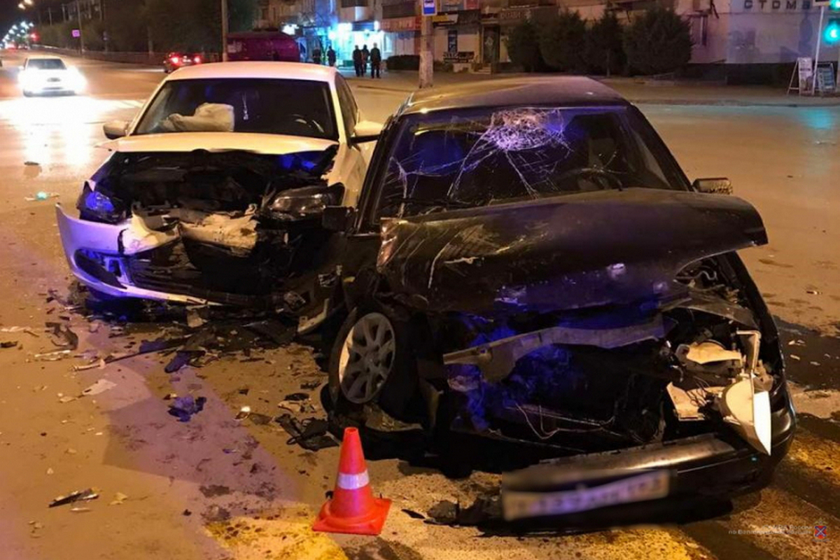 Происшествия волгоград. Авария в Волгограде машины. Авария в Волгограде вечером.