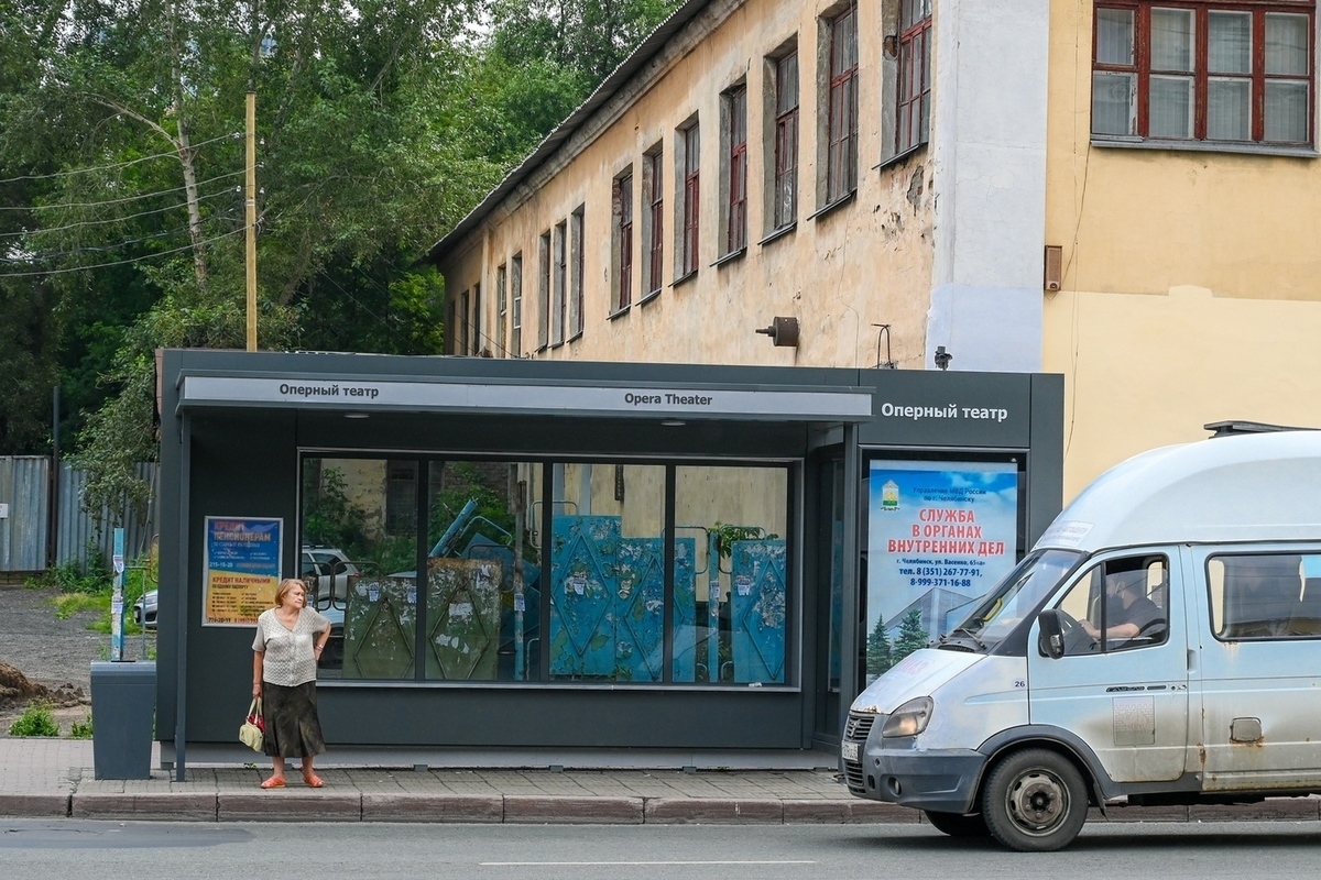 голый парень гуляет по городу